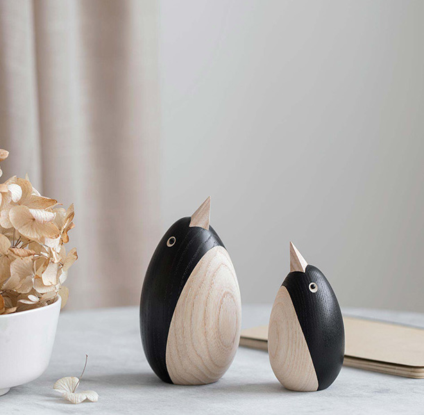 Penguin couple. Gemaakt van essenhout en afgewerkt in naturel en zwart. Prachtige design objecten voor in huis. Ontwerp Novoform.