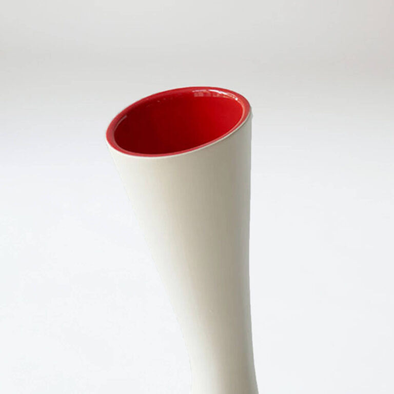 De uitlopende hals van de witte Piso design vaas heeft een opvallende kleur zoals rood.