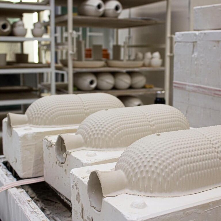 Het maken van de porseleinen Hangvazen gebeurt geheel handmatig met behulp van gietmallen in het atelier van Cor Unum in Den Bosch.