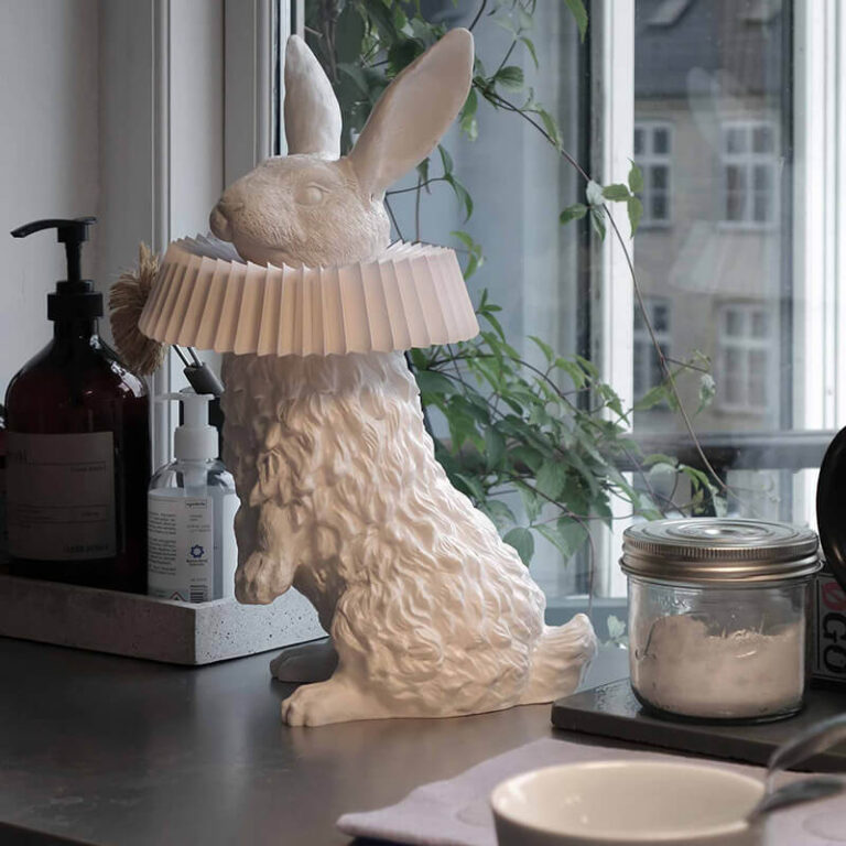 De Rabbit X lamp. Het konijn staat op zijn achterpoten en vormt een bijzondere lamp.
