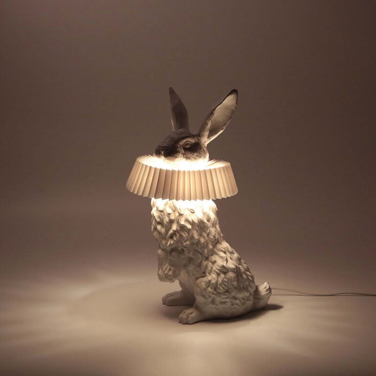 De Rabbit X lamp is een hele bijzondere design lamp. Hier zie je de 3 verschillende modellen. Door het licht dat door de kraag mooi wordt gefilterd, wordt het konijn mooi uitgelicht.