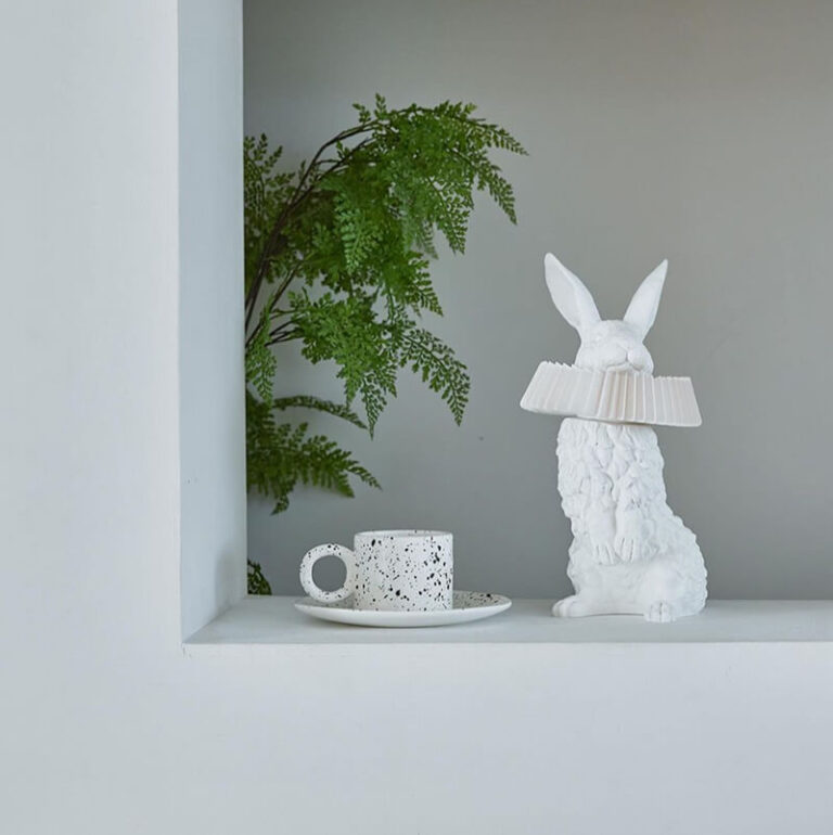 De ogen, de grote oren, de pootjes, de haren: alles is tot in detail uitgewerkt van de Rabbit X lampen van Hao Shi.