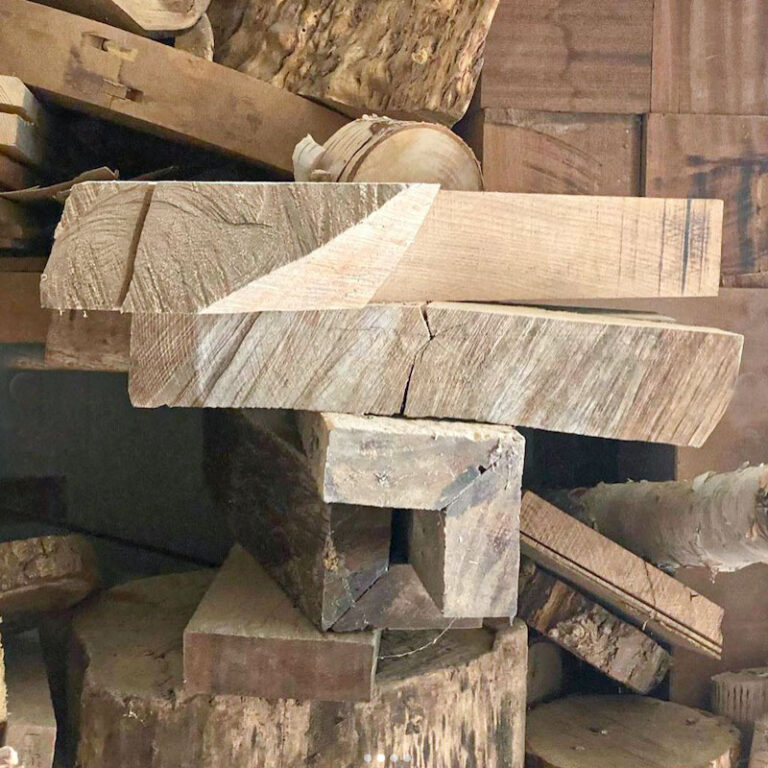 De Restwood vaas is een duurzaam product. Het wordt namelijk van restanten hout gemaakt die bij een meubelmaker over blijven. Hier zie je dat de basisvormen van de vazen al zichtbaar zijn.