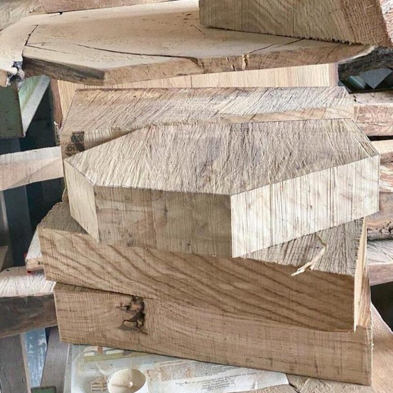 De Restwood vaas is een duurzaam product. Het wordt namelijk van restanten hout gemaakt die bij een meubelmaker over blijven. Hier zie je dat de basisvormen van de vazen al zichtbaar zijn.