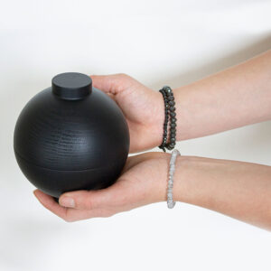 Ilse met de zwarte houten Sphere in haar handen. Hierdoor krijg je een goed beeld van het formaat van de bol.