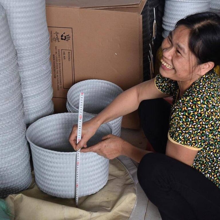 De producten worden allemaal met de hand geweven door mannen en vrouwen in Vietnam. Handed By werkt daarbij niet samen met kille productiefabrieken, maar met de handwerkers zelf.