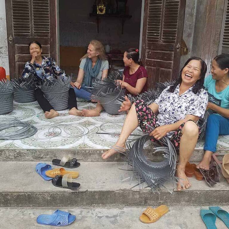 Het Nederlandse Handed By is verantwoordelijk voor het ontwerp van de Spire planter bloempotten. Ze werken direct samen met vrouwen in Vietnam die bijverdienen met het weven in huis eigen huis.