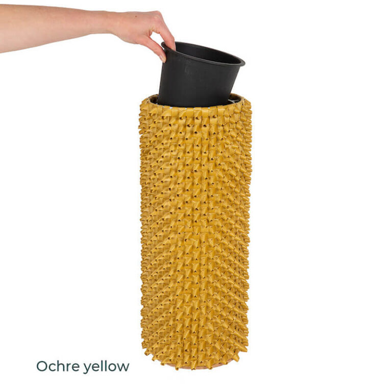 De Tall Spire bloempot van Handed By in de kleur ochre yellow