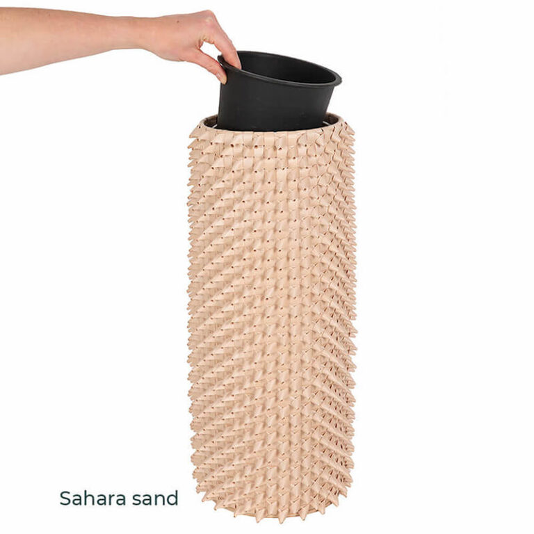 De Tall Spire bloempot van Handed By in de kleur sahara sand.