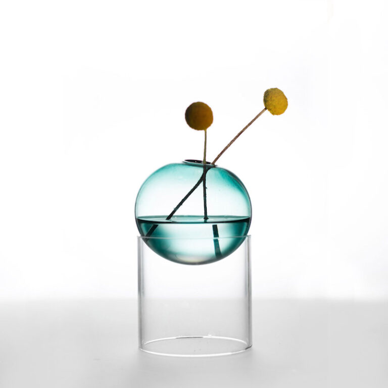 Het standing Bulb vaasje is een ontwerp van het Deense Studio About. Het bestaat uit 2 delen: een groen glazen bolletje dat staat op een transparante glazen cilinder.