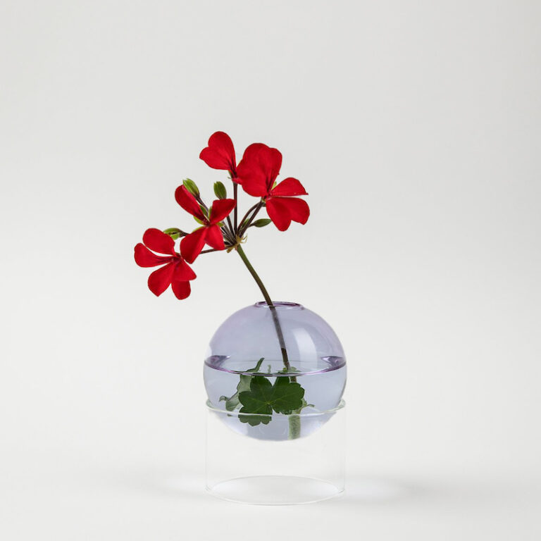 Slechts 1 bloemetje heeft het Standing Bulb vaasje nodig om te kunnen stralen. Perfect geschikt voor een mooie tafelsetting.