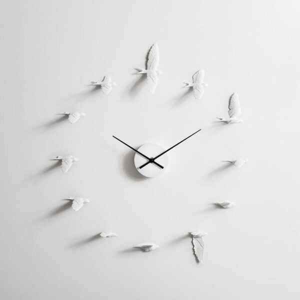 De Swallow X klok bestaat uit 12 witte zwaluwen die om het uurwerk vliegen. Elke zwaluw is anders en vliegt op de positie waar je normaal een cijfer ziet.