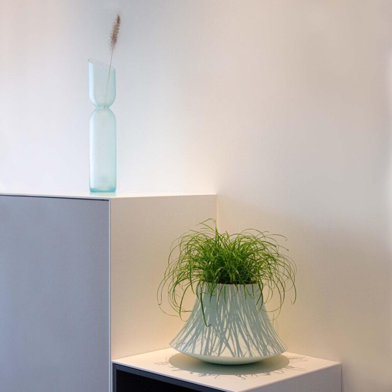In de Swing 4 staat ook een plant prachtig. De frisse mintgroene vaas met een bolle vorm aan de onderzijde is minimalistisch vormgegeven.