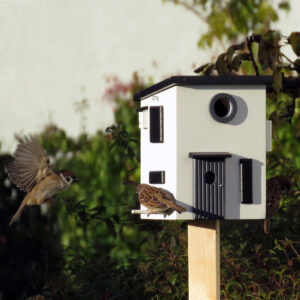 Dit voeder- en vogelhuisje in Bauhaus stijl is van Wildlife Garden en gemaakt van hout.