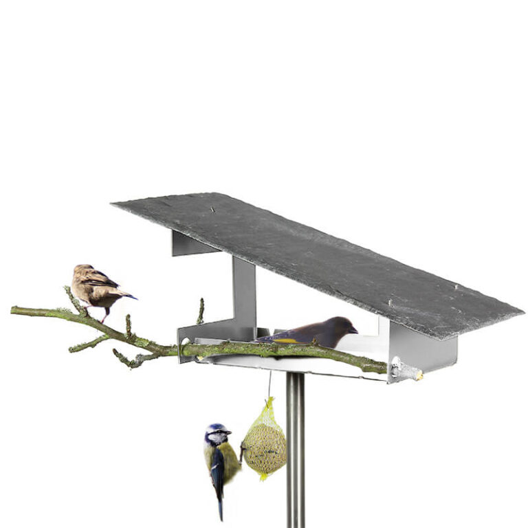Voeg aan het voederhuisje met leisteen dak nog een mooie tak toe waarop de vogels kunnen landen en uitrusten.