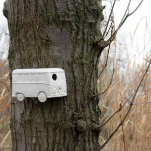 Dit nestkastje met de originele naam Vrije Vogel heeft de vorm van een hip campertje. Hier opgehangen aan een boom. Handgemaakt in NL van winterhard steengoed.