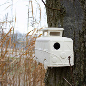 Vogelhuisje Vrije Vogel heeft de vorm van een hip campertje. Hang ‘m aan een boom in je tuin of aan de muur op je balkon. De vogeltjes kunnen via de voorruit het huisje in of uit.