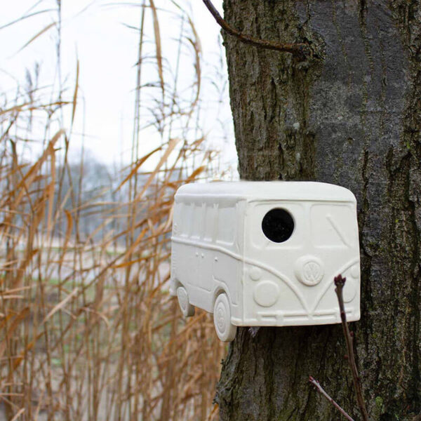 Vogelhuisje Vrije Vogel heeft de vorm van een hip campertje. Hang ‘m aan een boom in je tuin of aan de muur op je balkon. De vogeltjes kunnen via de voorruit het huisje in of uit.