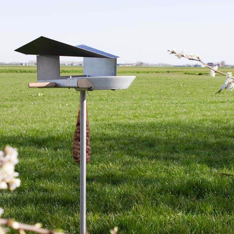 Het Waterloop vogelvoederhuis is een strak vormgegeven vogelvoederstation waarbij het schaaltje zich zelf vult met regenwater.