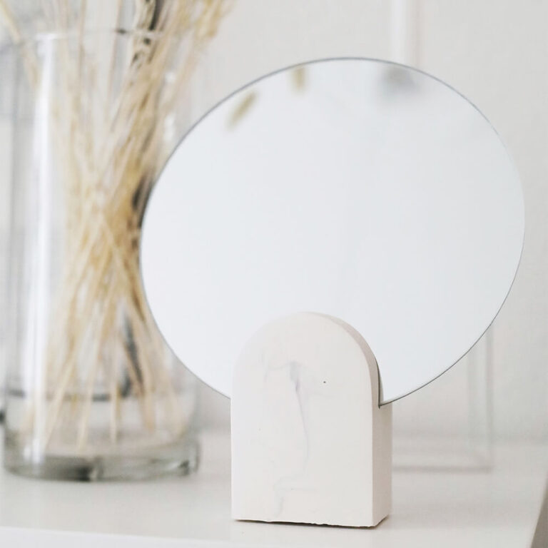 Archie mirror is een design spiegel die je kunt gebruiken als handspiegel of make up spiegel.