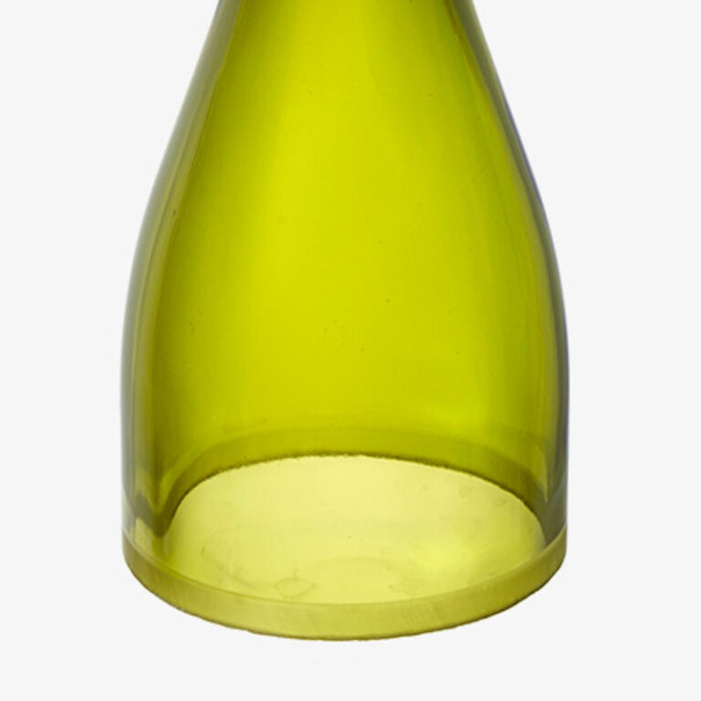 Het onderste randje van het windlicht van Bottle kandelaar Bourgogne is subtiel gematteerd.