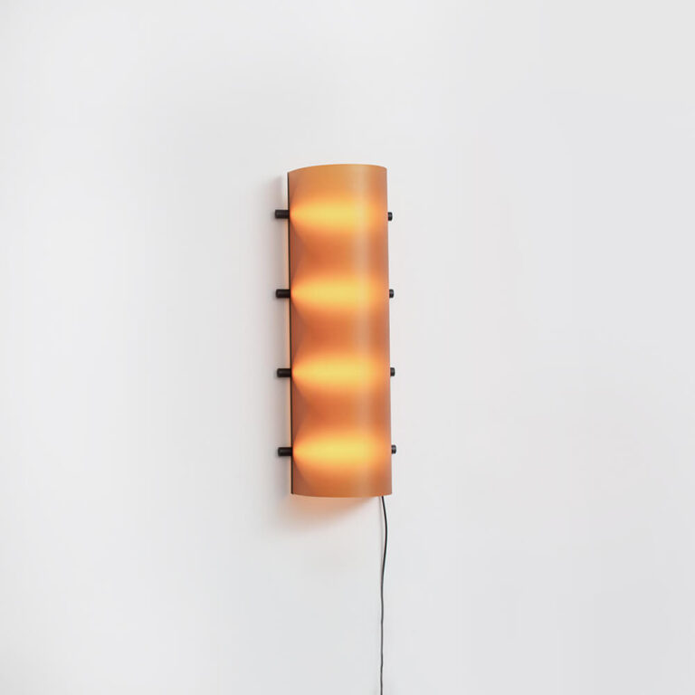 De Connection Clamp Lamp is modern, strak geschikt om aan de wand te hangen.