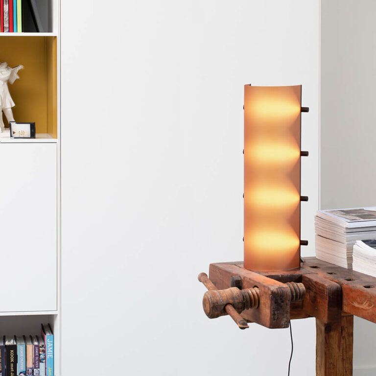 De Connection Clamp Lamp is prachtig om te zien. Het LED licht geeft een mooi lijnenspel.