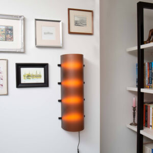 Modern en Klassiek laten zich goed combineren. De moderne Connection Clamp Lamp in Chocolate brown tussen klassieke lijstjes.