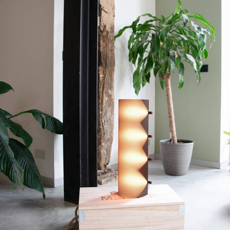 De Connection Clamp Lamp past door zijn minimalistische vormgeving in allerlei interieurs. Dus ook in een huis met oude elementen.