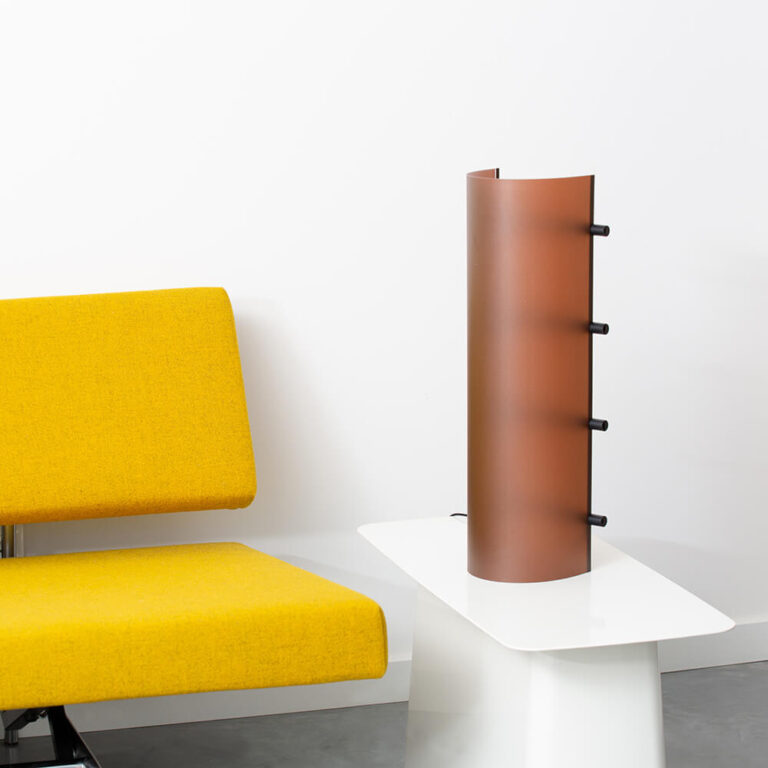 Ook als de Connection Clamp Lamp in Chocolate brown niet aan is, is het een mooi design object om van te genieten.