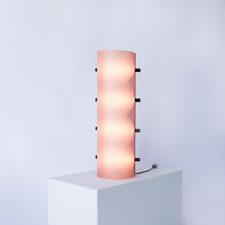 Connection Clamp Lamp is een ontwerp van Ilse Bouwens. Dit is de kleur Melon pink.