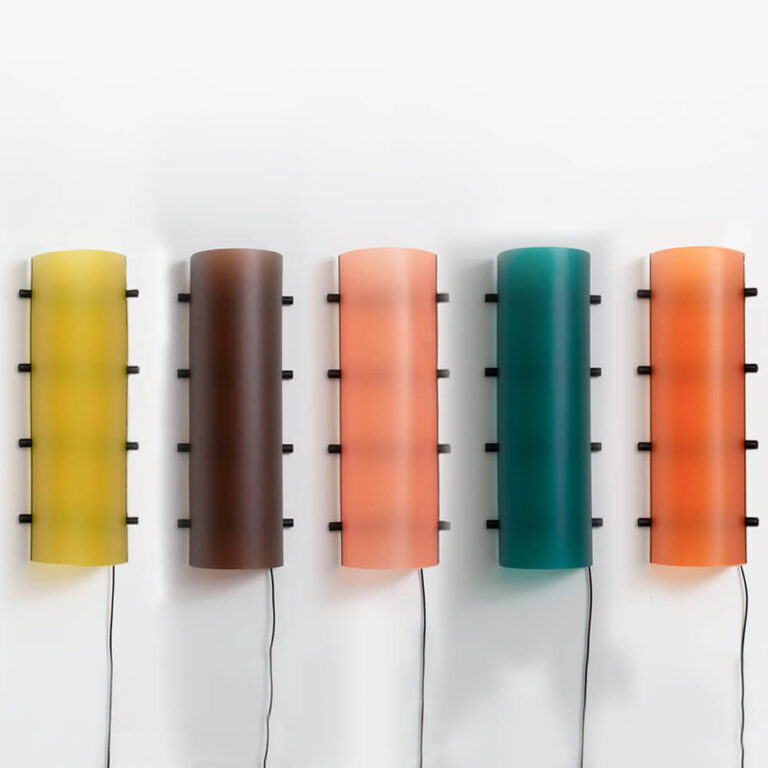 Alle kleuren van de moderne Connection Clamp Lamp van Ilse Bouwens op een rijtje. De lampen zijn hier uit.
