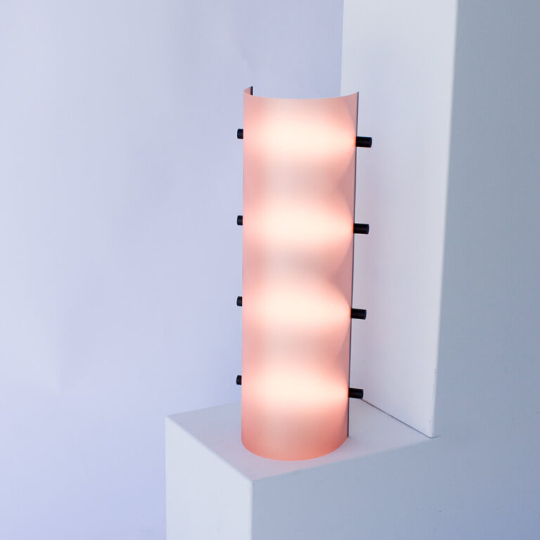 Connection Clamp Lamp heeft een PP lampenkap die verkrijgbaar is in diverse kleuren. Hier de melon pink.
