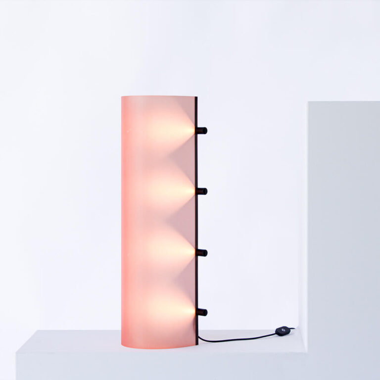 Ook van de zijkant is de Connection Clamp Lamp prachtig. Het geheel geeft een prachtig grafisch effect.