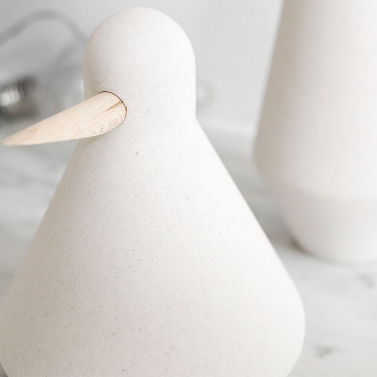 Design pinguïn Ollie heeft een snavel van naturel beukenhout.