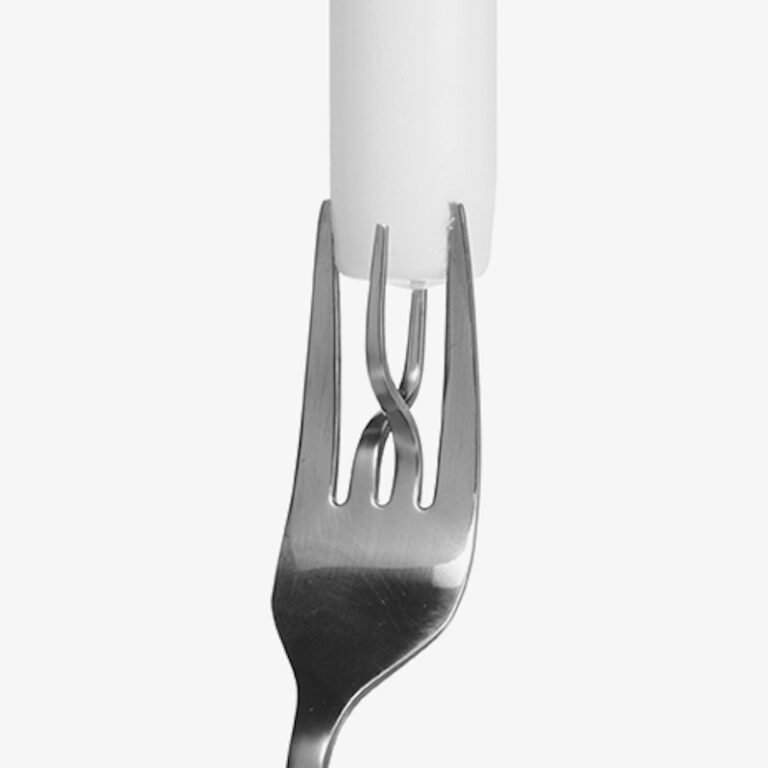 Een detail van de kandelaar Fork & Dish: je ziet hoe de kaars in de tanden van de vork geklemd worden.
