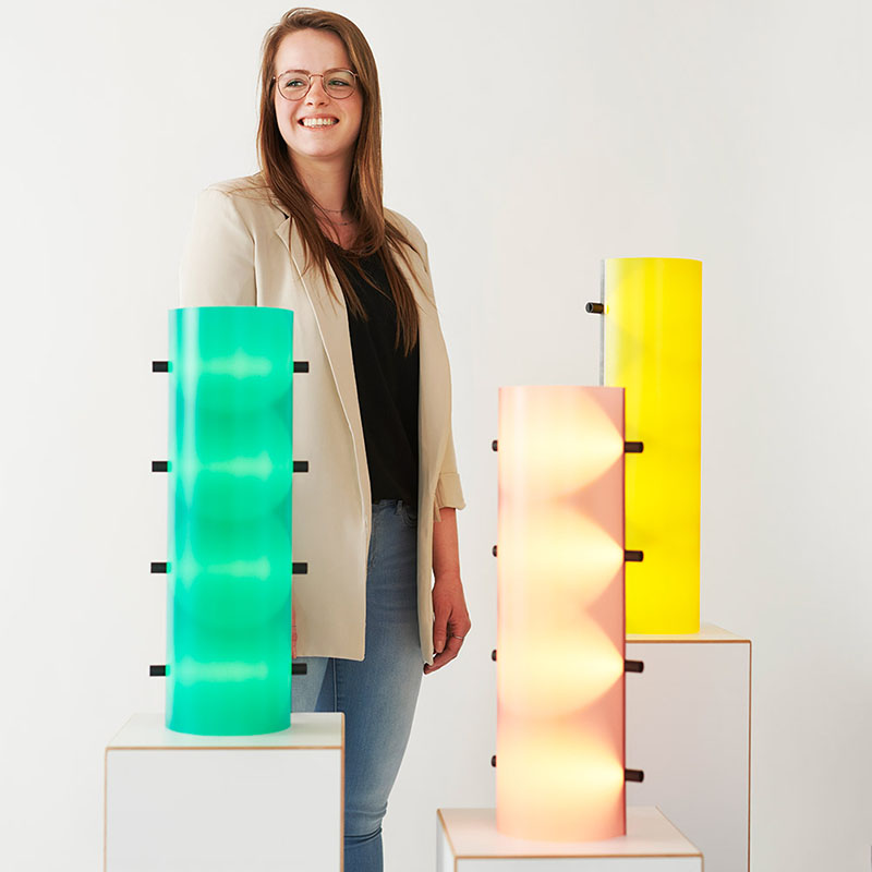 Ontwerpster Ilse Bouwens tussen haar Connection Clamp Lampen. Design lampen waarmee ze afstudeerde.
