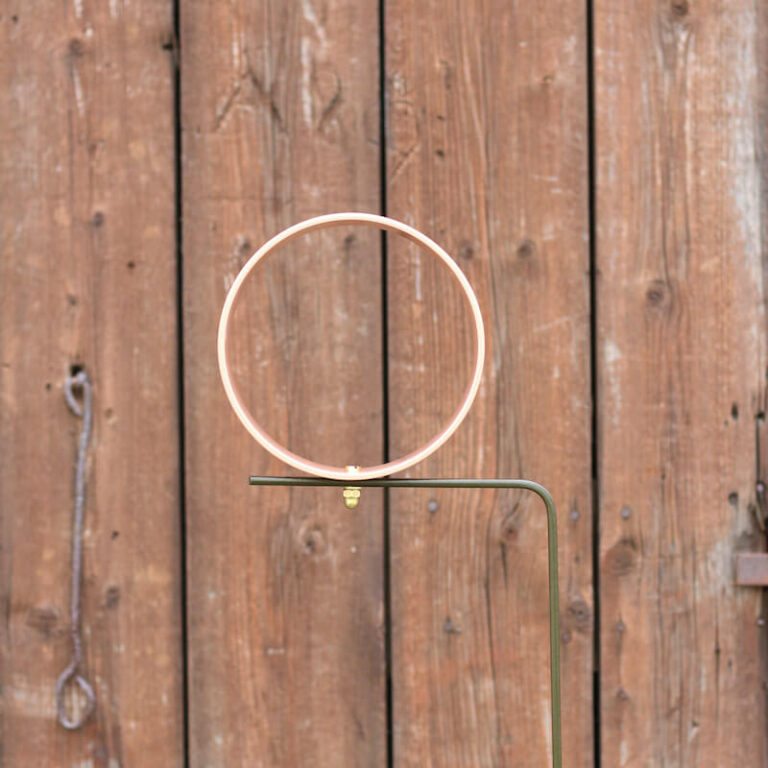 Een metalen cirkel op een metalen paal, dat is de Matteo Vetbolhouder.