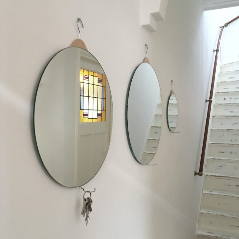 Hang Design spiegel Mirror Hanger in de hal. Onder aan het hangertje kun je bijvoorbeeld je sleutelbos hangen.
