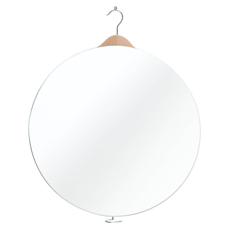 Design spiegel Mirror Hanger is een flinke ronde spiegel met een doorsnede van 50 cm. Hij is bevestigd aan een beukenhouten kleerhanger dat nog net boven de spiegel uit steekt.