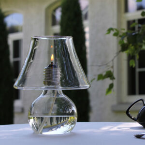 Haal gezelligheid in huis met deze moderne olielamp LUXlight. De bijzondere design lamp is geïnspireerd op een klassieke gloeilamp en is een hommage aan Edisons licht in de duisternis.