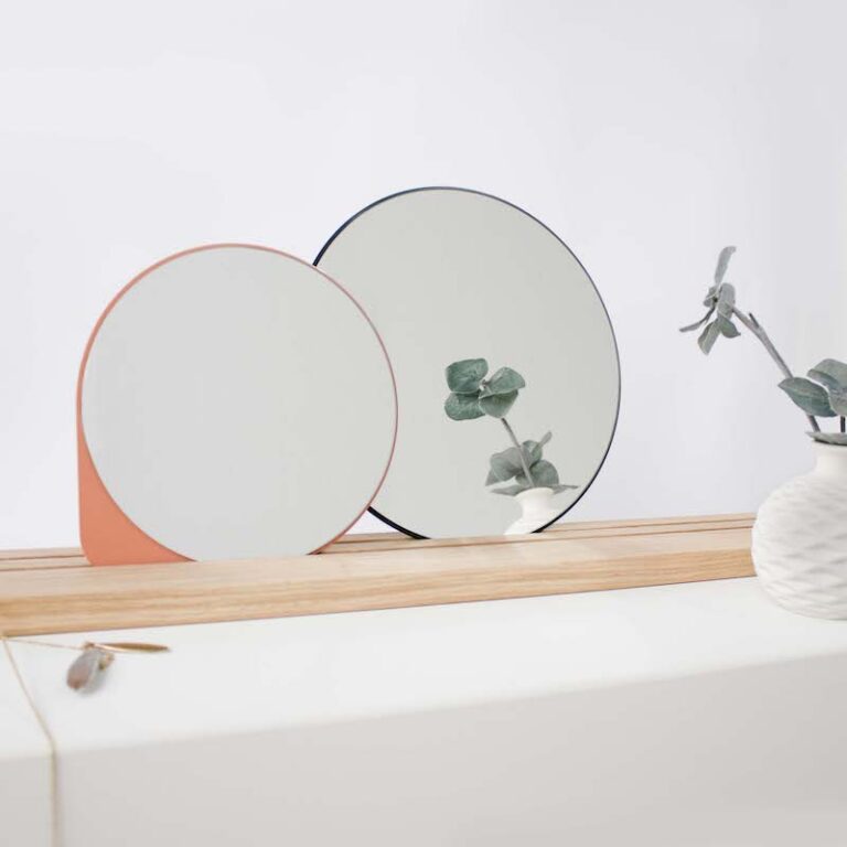 De design spiegels Ada & Ole staan op een eikenhouten standaard. De kleinste spiegel heeft een druppelvorm en is ook bedoeld als handspiegel.