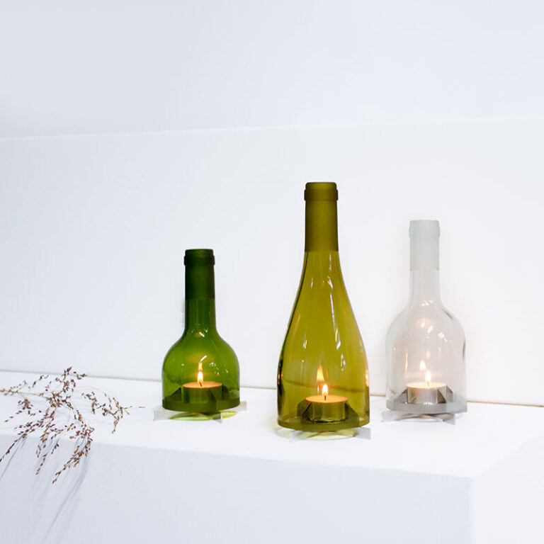 De Bourgogne bottle candle holder is lichtgroen van kleur en de grootste uit de serie van design kandelaars.