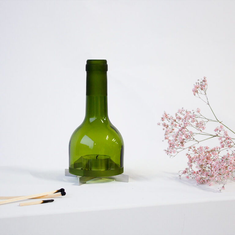 De Bordeaux candle holder is een design kandelaar waarbij een Bordeaux wijnfles is gebruikt als windlicht.