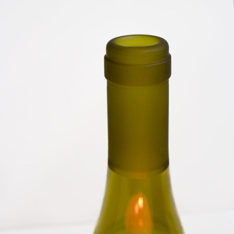Het bovenste gedeelte van de design kandelaar Bottle candle Bourgogne is fraai gematteerd.