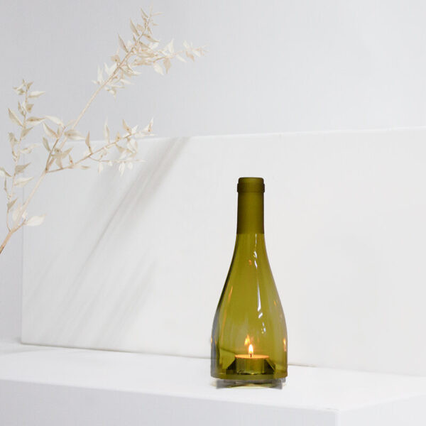 Bottle holder Bourgogne van Lucas & Lucas heeft een deel van een Bourgogne wijnfles als windlicht.