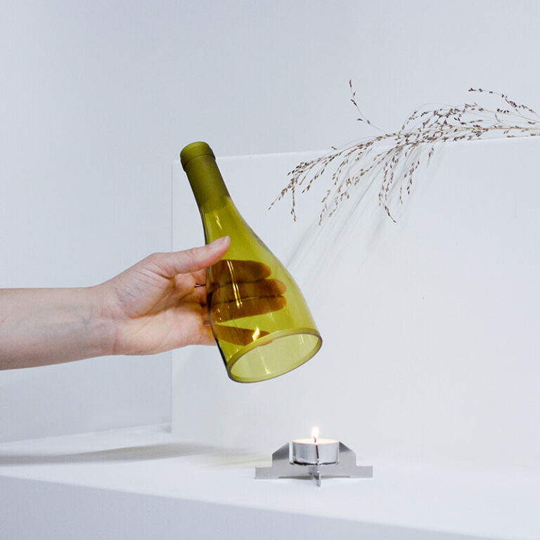 Voor het ontwerp van deze duurzame design Bottle candle is gebruik gemaakt van een wijnfles waar ooit Bourgogne in zat.