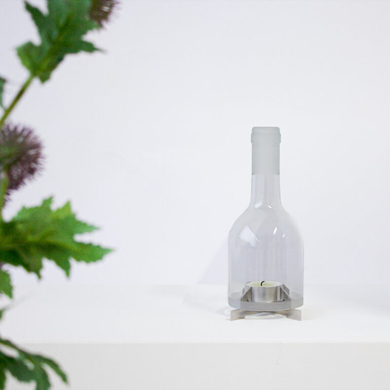 De Rosé Bottle holder is een design kandelaar waarbij een deel van een Rosé fles gebruikt is al windlicht.