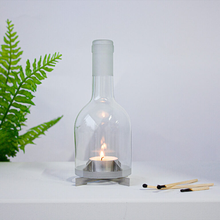Maak je huis gezellig met Bottle candle Rosé. Een design kandelaar met een deel van een wijnfles als windlicht.