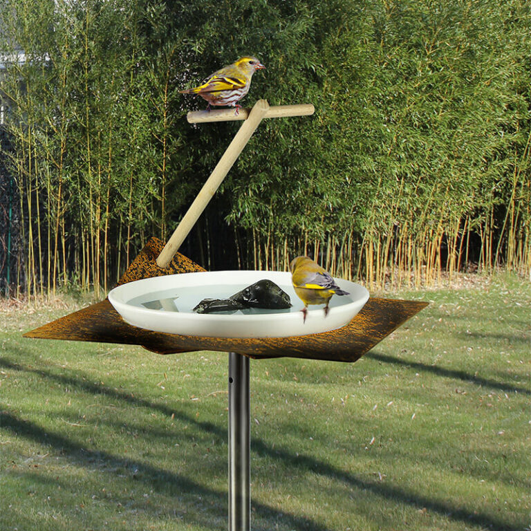 In een vogelvriendelijke tuin mag water niet ontbreken. Zet daarom Hoogvlieger Vogeldrinkschaal & Vogelbad Cortenstaal in je tuin. Het ontwerp is modern en minimalistisch.